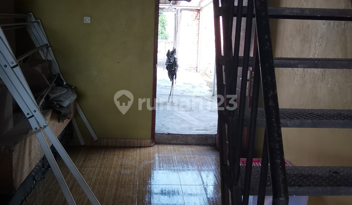 Two-story house by a busy road, suitable for opening a business. 2