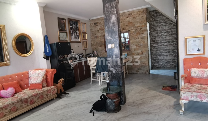 Rumah 3 lantai rooftop cantik