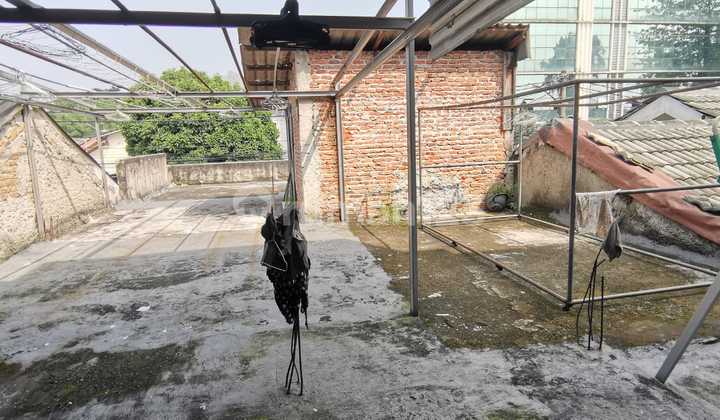 HOUSE ON THE YAPEN NUSLOK MAIN ROAD, VERY SUITABLE FOR BUSINESS. 2