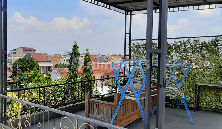 Rumah Sangat Bagus dan Siap Huni Dua Setengah Lantai di Duta Harapan 2