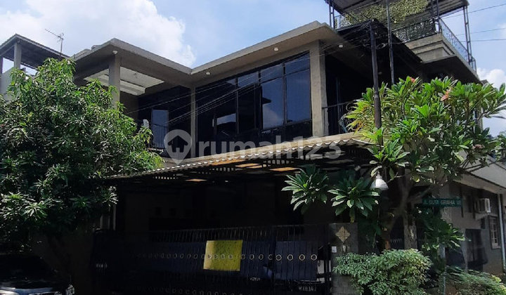 Rumah Sangat Bagus dan Siap Huni Dua Setengah Lantai di Duta Harapan