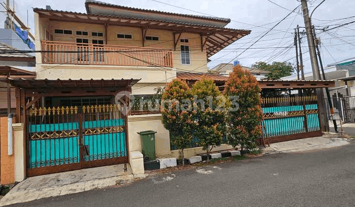 Large 2-Story Corner House with Access for 2 Cars R2178