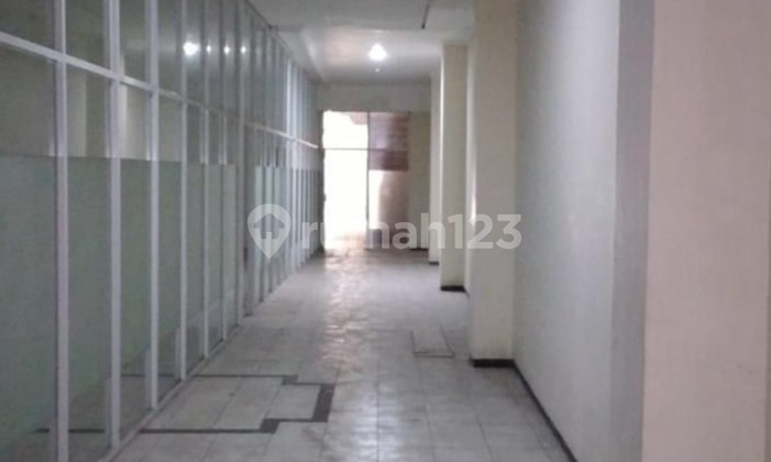 Premium Strategic Shop House Ideal for Business on Pandanaran Street