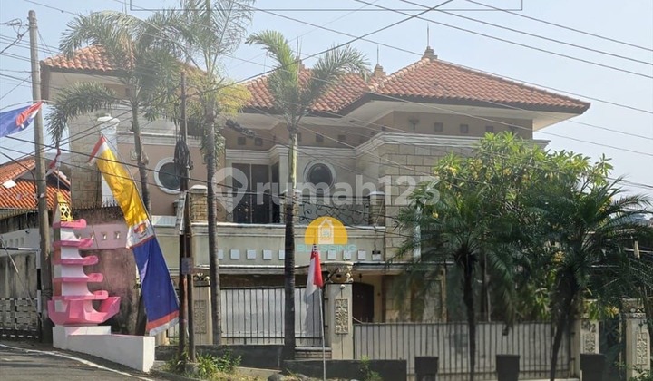 Rumah Besar Strategis Siap Huni di Abdulrahman Saleh 1