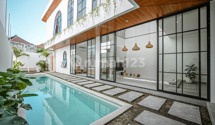 (ARI1035) Vila Impian Bergaya Mediterania Baru