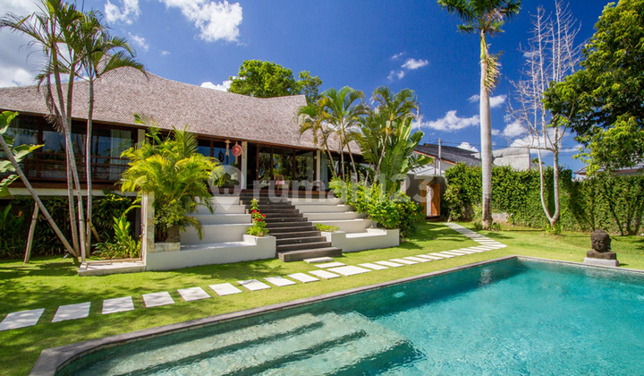 ARI1039 - Serene Tropical Villa with Beautiful Garden and Pool for Relaxation 1