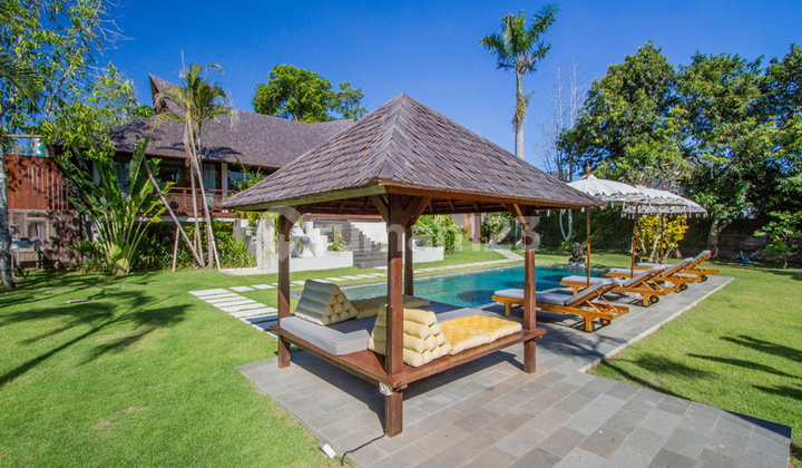 ARI1039 - Serene Tropical Villa with Beautiful Garden and Pool for Relaxation 2