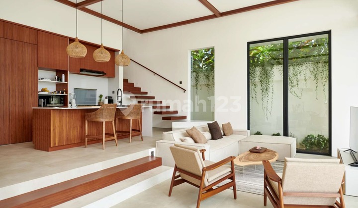 Villa Mewah Modern yang Elegan dengan Surga di Atap dan Pemandangan Kolam yang Tenang