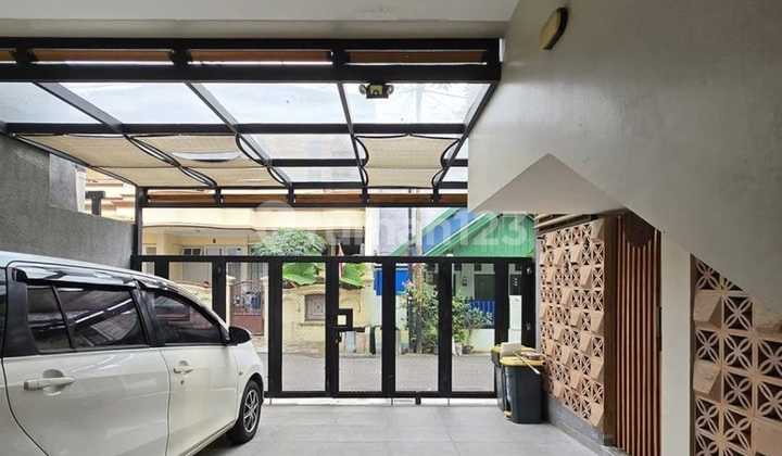 Rumah Kolam Renang di Rawamangun Siap Huni