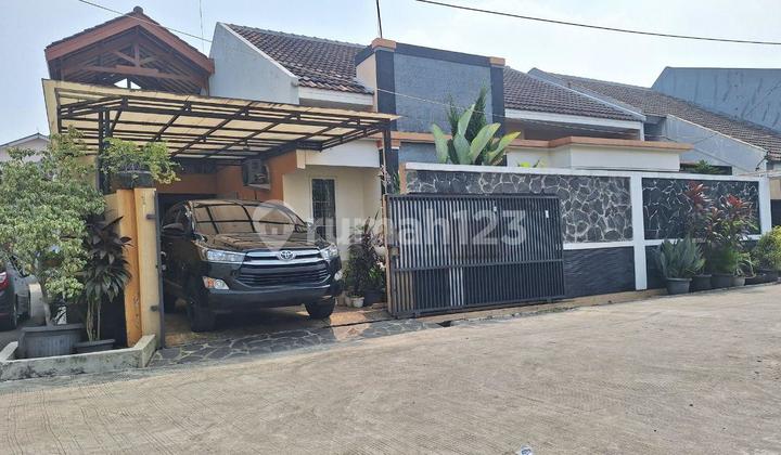 For Sale: 1.5-Story Huk House, Sturdy, Well-Maintained, and Beautiful. Located in the Ddn Jatimakmur Complex, Bekasi. Move-in Ready and Flood-Free, One Look and You'll Surely Fall in Love. 2