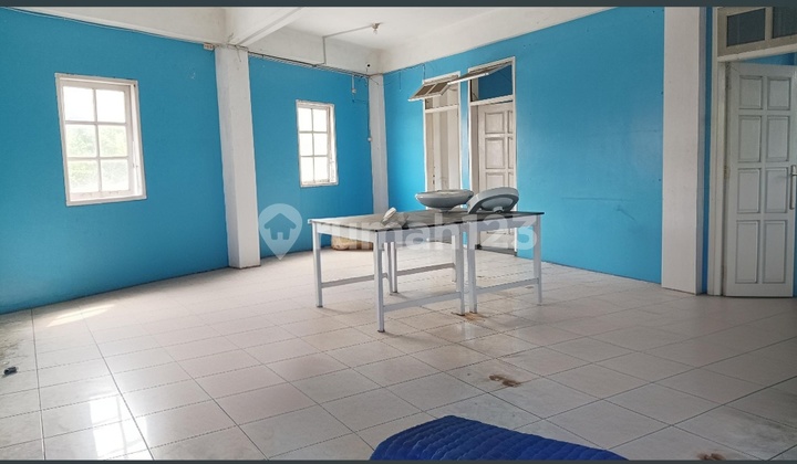 Spacious & Strategic 3-Storey Shop House in Solo Baru