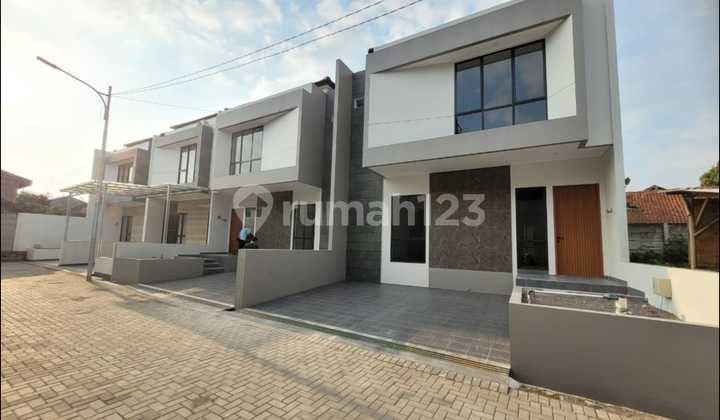 New Minimalist Comfortable House in Budi Luhur Bandung