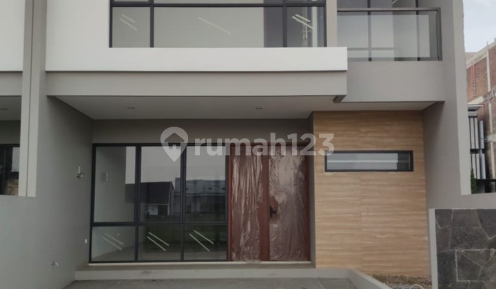 rumah baru 2 lantai modern minimalis di Setra Duta, Bandung