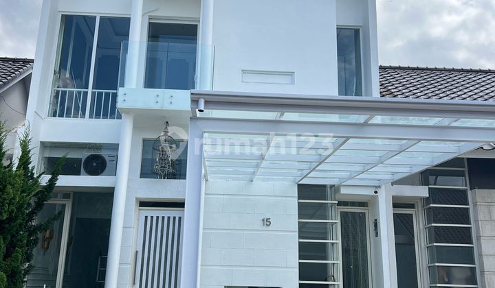Rumah Modern Minimalis dengan Bergaya American Style di Kota Baru Parahyangan Bandung