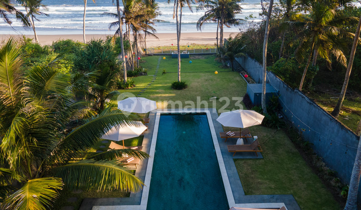 Freehold Villa with 6 Bedrooms by the Genuine Beachside in Jembrana
