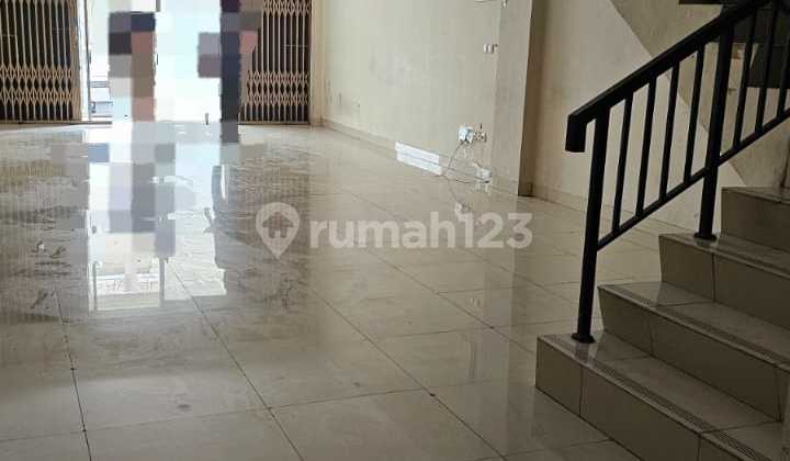 Ready-to-Occupy 4-Story CBD Shop House in Green Lake Cipondoh, Tangerang 2