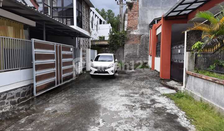 Investasi Menjanjikan Rumah Induk Dengan 6 Kamar Kost Investasi Menjanjikan Rumah Induk Dengan 6 Kamar Kost