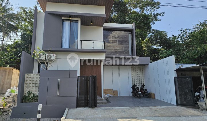 Cheap Sale Luxury House Fully Furnished Near UGM 2