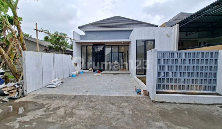 Modern Limasan House with 2-Car Carport, 15 Minutes to Jogja City in Balecatur, Gamping, Sleman 2