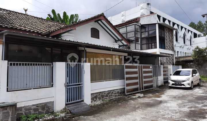 Investasi Menjanjikan Rumah Induk Dengan 6 Kamar Kost Investasi Menjanjikan Rumah Induk Dengan 6 Kamar Kost