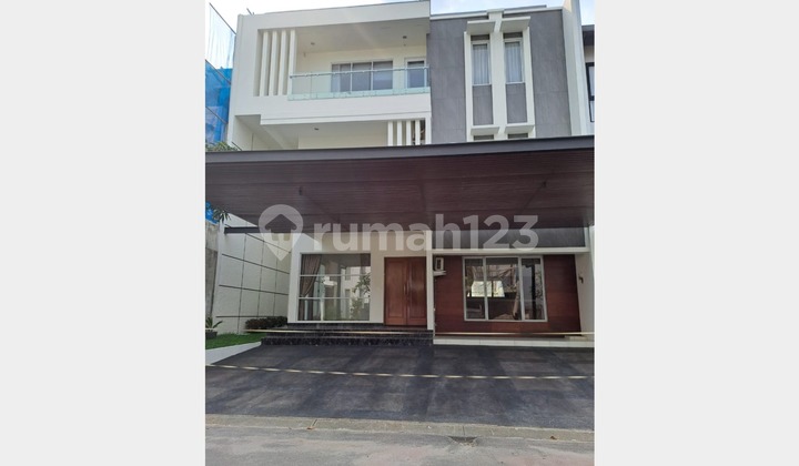 Rumah Mewah 3 Lantai Semi Furnish Alam Sutera - Sutera Onyx