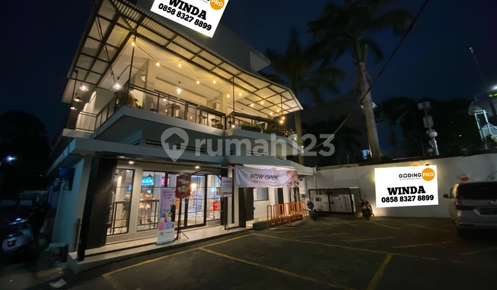 Bangunan Komersil Jalan Utama Ramai di Salemba Raya, Jakarta Pusat