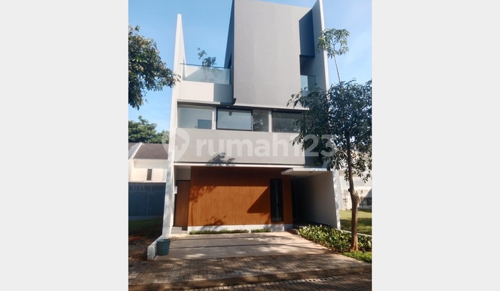 Rumah 3 Lantai Strategis di The Green Bsd, Tangerang Selatan