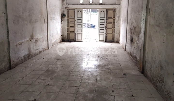 2½ Storey House. Price Can Be Adjusted. Suitable for Any Business Use Including Culinary. Located in the City Center. Close to Market, School, Hospital, Mall/Plaza, and Near the Train Station. Near Night Culinary Spots. 2½ Storey House. Price Can Be Adjusted. Suitable for Any Business Use Including Culinary. Located in the City Center. Close to Market, School, Hospital, Mall/Plaza, and Near the Train Station. Near Night Culinary Spots.