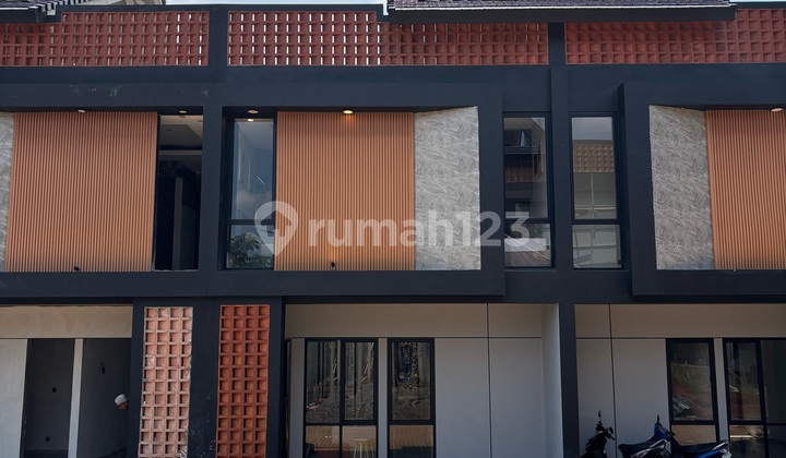 Rumah Baru 3 Lantai Premium Lokasi Strategis Dekat Tol Jagorawi