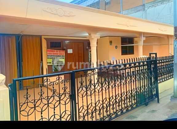 For sale: Main house and 2-story boarding house in a strategic location... Close to public facilities, educational facilities, and a hospital.