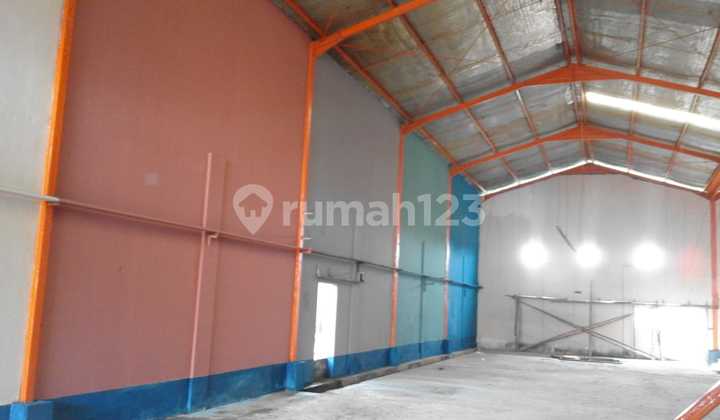 Warehouse on Jl. Pembangunan (Land Area/Building Area 1050/700 m) Warehouse on Jl. Pembangunan (Land Area/Building Area 1050/700 m)