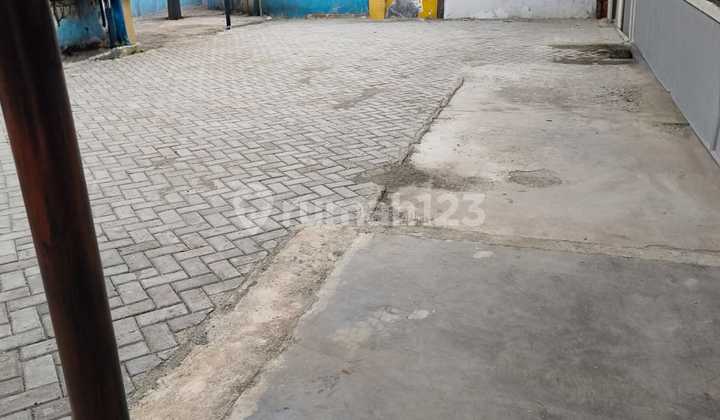 Warehouse for Rent on East Jakarta Main Road, Busy Business Location Warehouse for Rent on East Jakarta Main Road, Busy Business Location