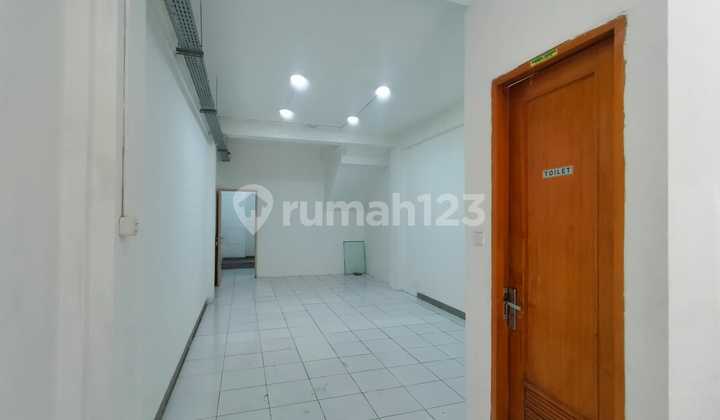 For Rent Main Road Shop House Central Jakarta, Office Suitable, Spacious Parking 1