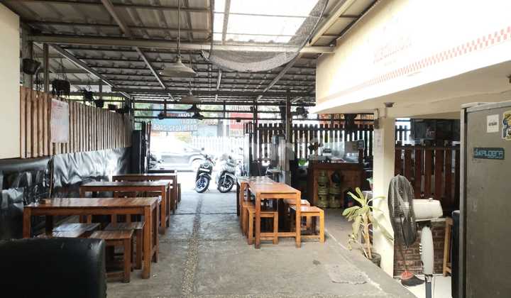 House Suitable for Cafe Business on the Main Roadside of Karawitan, Bandung City