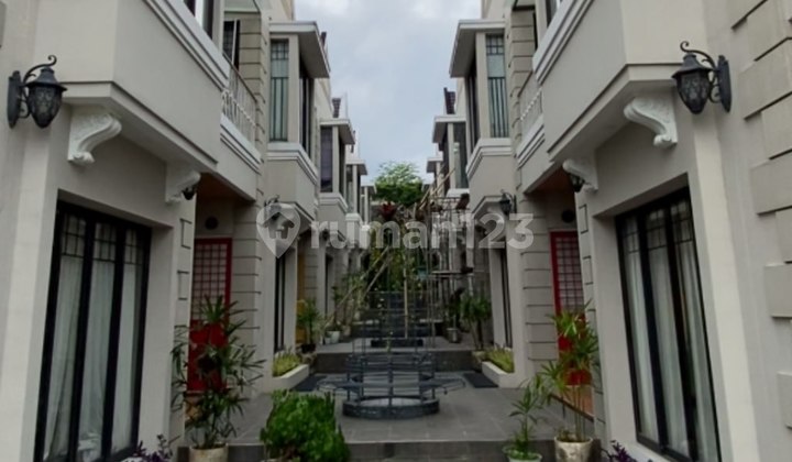 Rumah Full Furnished di Kawasan Elite Setraduta, Bandung Rumah Full Furnished di Kawasan Elite Setraduta, Bandung