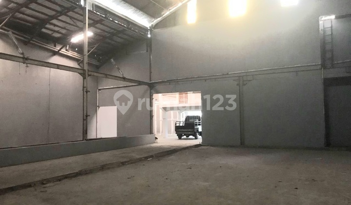 Selling Shop House. Suitable for Wholesale Store in Dayeuhkolot. 2