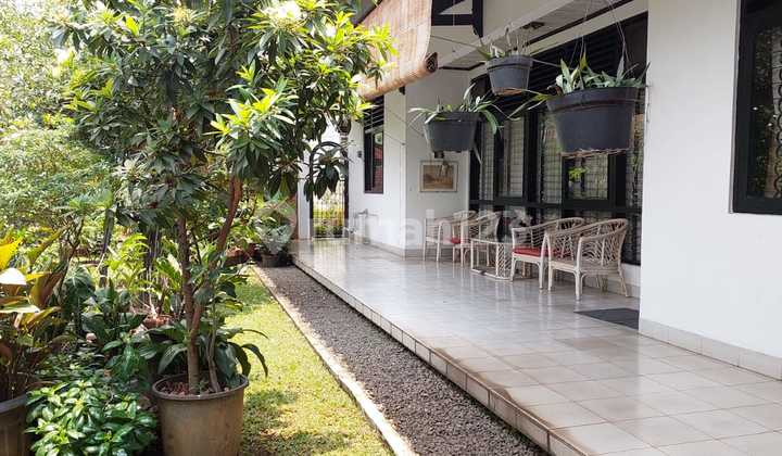 Di Jual Rumah Besar dan Luas Lokasi Strategis di Kemanggisan, Jakarta Barat
