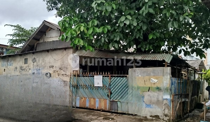 For Sale Old House Land Area Calculation Strategic Location Facing Main Road in Kemanggisan, West Jakarta 2