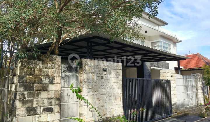 Dijual Rumah Semi Villa 2 Lantai, Ada Pool di Jimbaran. Bali