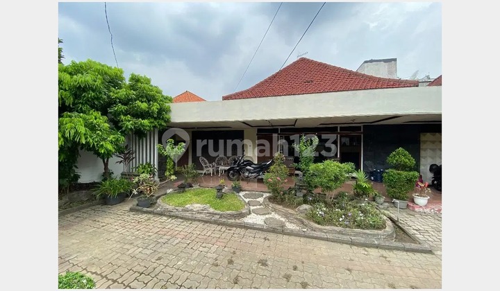 Commercial House in Raya Darmo Area, Central Surabaya City, Land Area 619M², SHM Certificate, Carport for 8 Cars, Suitable for Business