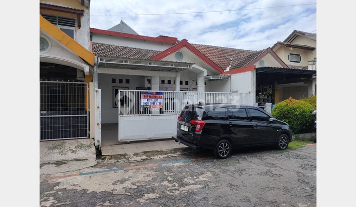 2-Story House with SHM in Taman Pondok Jati Sepanjang Sidoarjo - Land Area 105M², Width 7M, Price Reduced from 900 Million to 725 Million