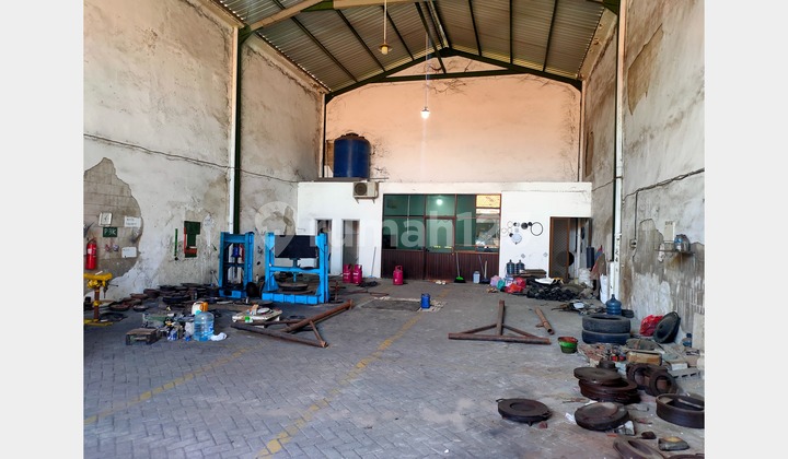Ready-to-use warehouse in Gunung Anyar near the industrial zone toll road with container access.