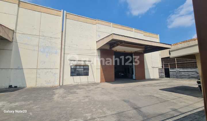 Complex Warehouse in Margomulyo Ready to Use