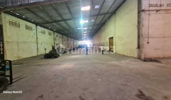 Complex Warehouse in Margomulyo Ready to Use