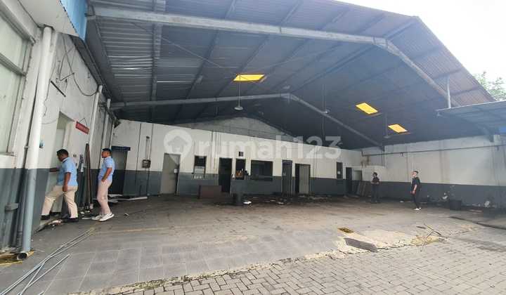 Gedung Parkiran Luas di Hr Muhammad Nol Jala Dekat Pakuwon, Mayjen Sungkono 2