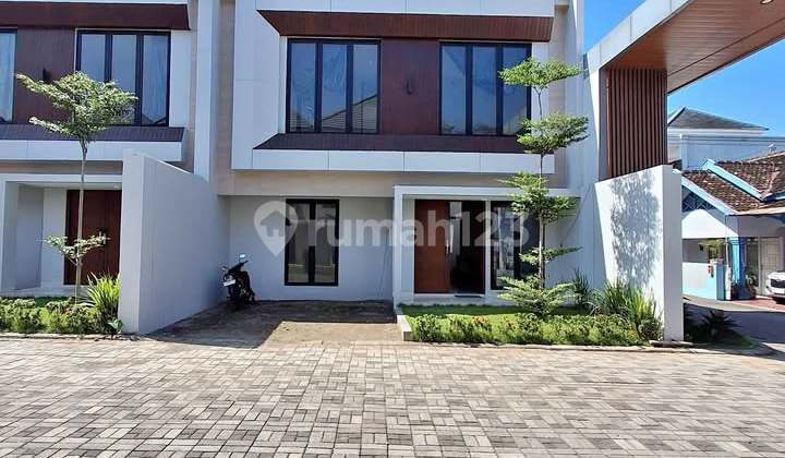Rumah Mewah Siap Huni dalam Perumahan Utara Terminal Condongcatur Sleman
