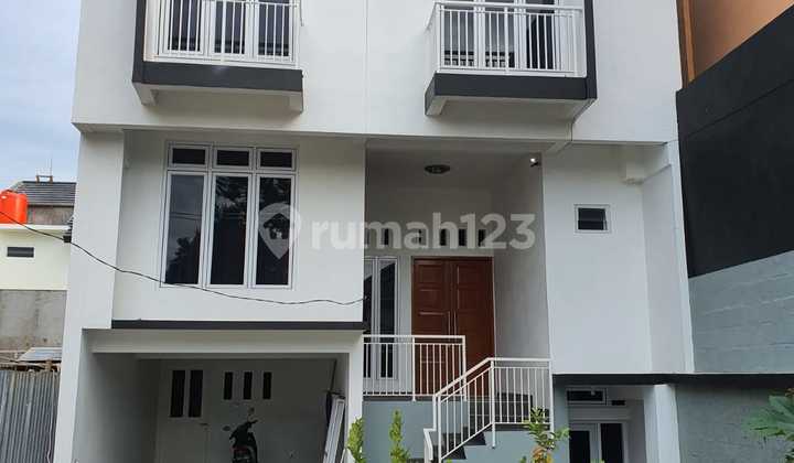 Comfortable 2-Story Residence in Tangerang, 5 Bedrooms, Freehold Certificate, Scenic Environment Comfortable 2-Story Residence in Tangerang, 5 Bedrooms, Freehold Certificate, Scenic Environment