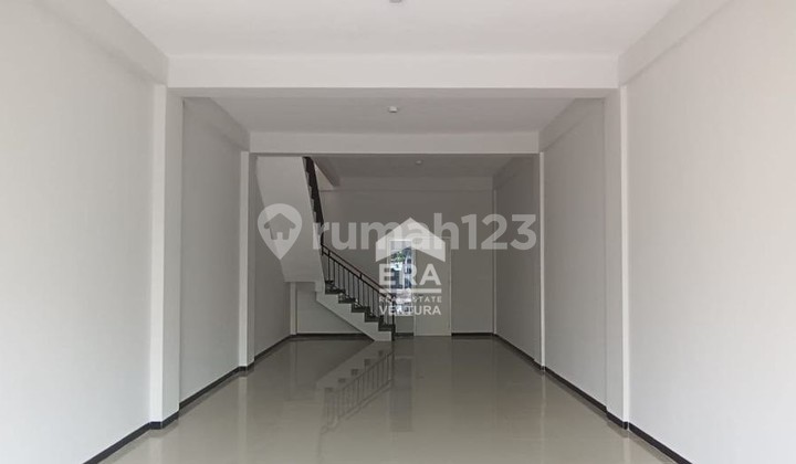 For Sale Newly Built Ready-to-Use 3 Adjacent Shophouses in Sulfat, Malang 2