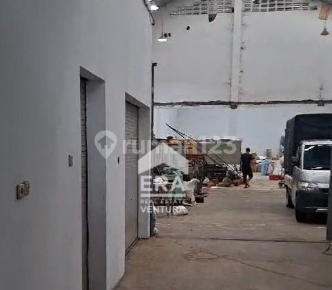 F122 Spacious Warehouse with Truck Access Near Gadang Main Market, Malang