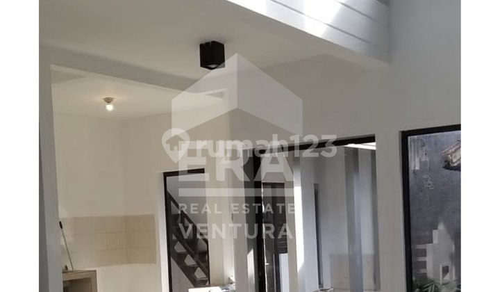 F106 House In Villa Puncak Tidar Malang Minimalist Design And Spacious Carport 2